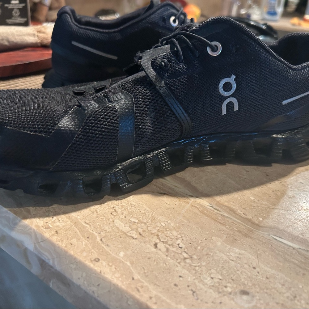 On Running Men's Black Running Shoes size 9.5 pet free and smoke free home